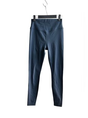 Vuori M women’s navy blue leggings
